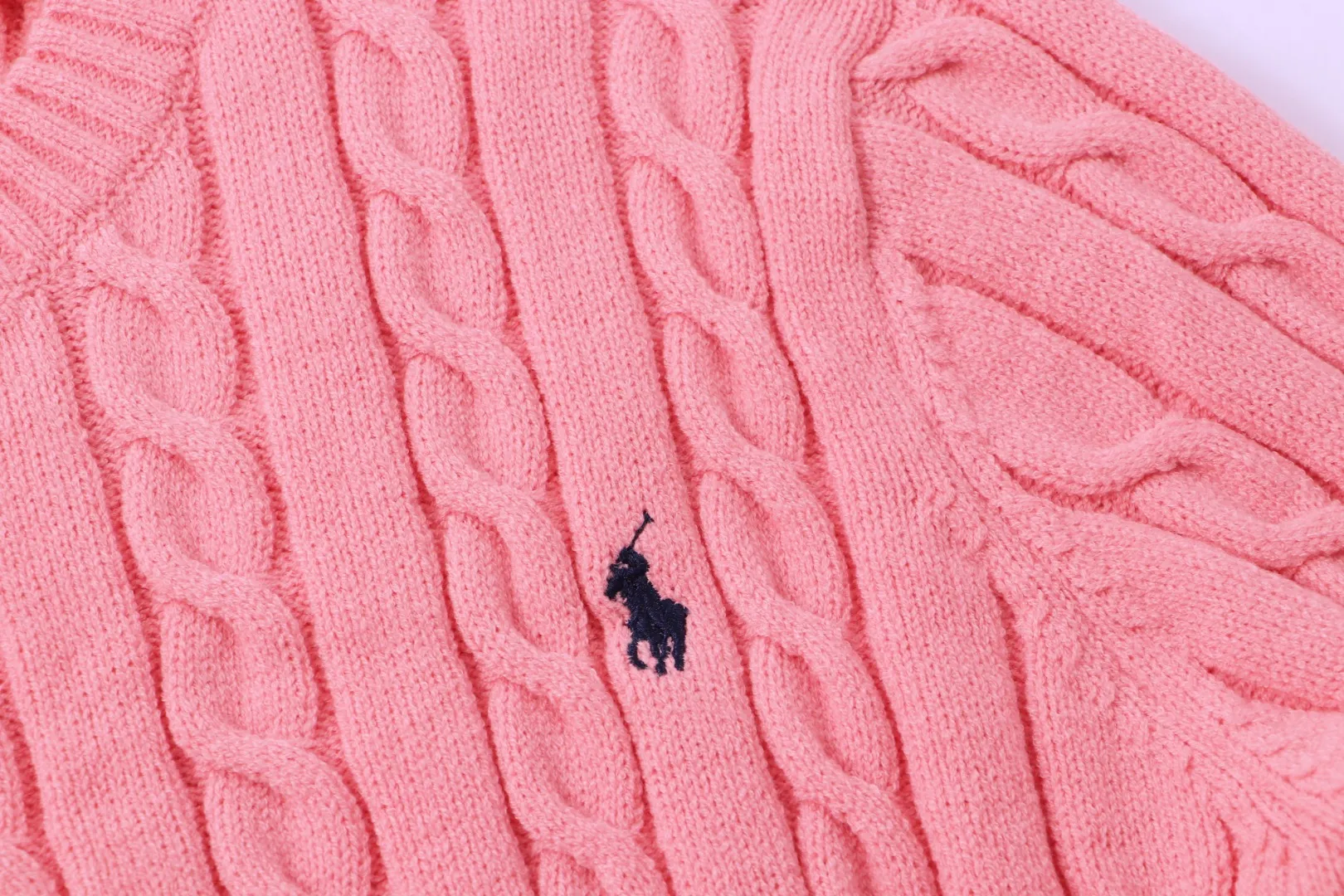P210 [Ralph Lauren round neck solid color pony embroidery logo twist knitted sweater] ✅Ralph Lauren classic basic versatile knitted pullover crew neck sweater for men and women ✅Main supplier platform live broadcast Wholesale entity Replenish when out of stock will not be removed from the shelves ✅ZP quality 1:1 pattern making Scan the code to enter the GF website Counter quality ✅Detailed quality is the only one in Guangzhou Imported quality cotton yarn Focus on high-end cost-effective Good quality Needless to say ✅The version is restored to the original version. The maximum size can be worn up to 1105 pounds. Loose, comfortable and stress-free. ✅The upper body is simple and easy to match. A must-have for ootd. Good-looking clothes are never picky. A must-have in couples’ wardrobes. Size: S-XL. Color: black, white, gray, royal blue, pink, sky blue, khaki.